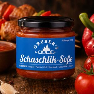 Glas Gruber’s Schaschlik-Soße mit blauem Etikett neben Tomaten, roter Paprika, Knoblauch und Grillspießen.